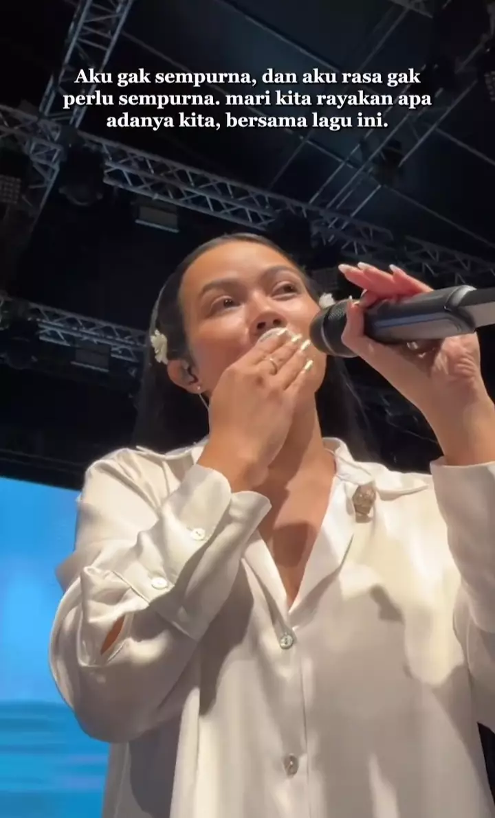 Potret 11 penyanyi tanpa makeup, Yura Yunita pede wajah berjerawat berbagai sumber