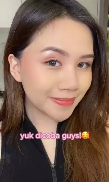 Wanita ini bagikan tutorial makeup ala Hailey Bieber TikTok