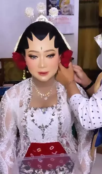Hasil makeup akad nikah ala MUA tiru riasan Isyana Sarasvati Instagram Hasil makeup akad nikah ala MUA tiru riasan Isyana Sarasvati Instagram