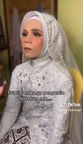 Transformasi pengantin usia 50 tahun dirias MUA © 2022 TikTok