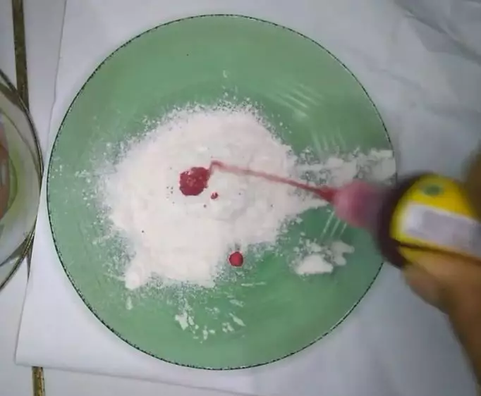 Cara membuat eyeshadow yang pigmented dan tahan lama pakai 2 bahan Berbagai sumber