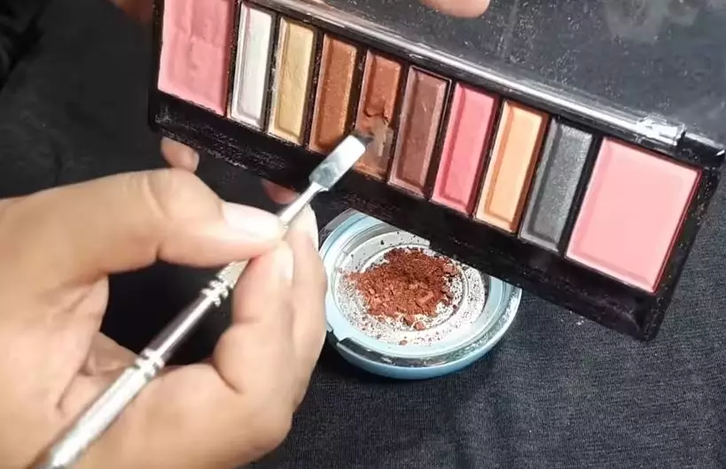 Cara membuat highlighter pakai 2 produk makeup Berbagai sumber