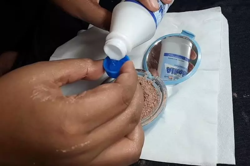 Cara membuat highlighter pakai 2 produk makeup Berbagai sumber