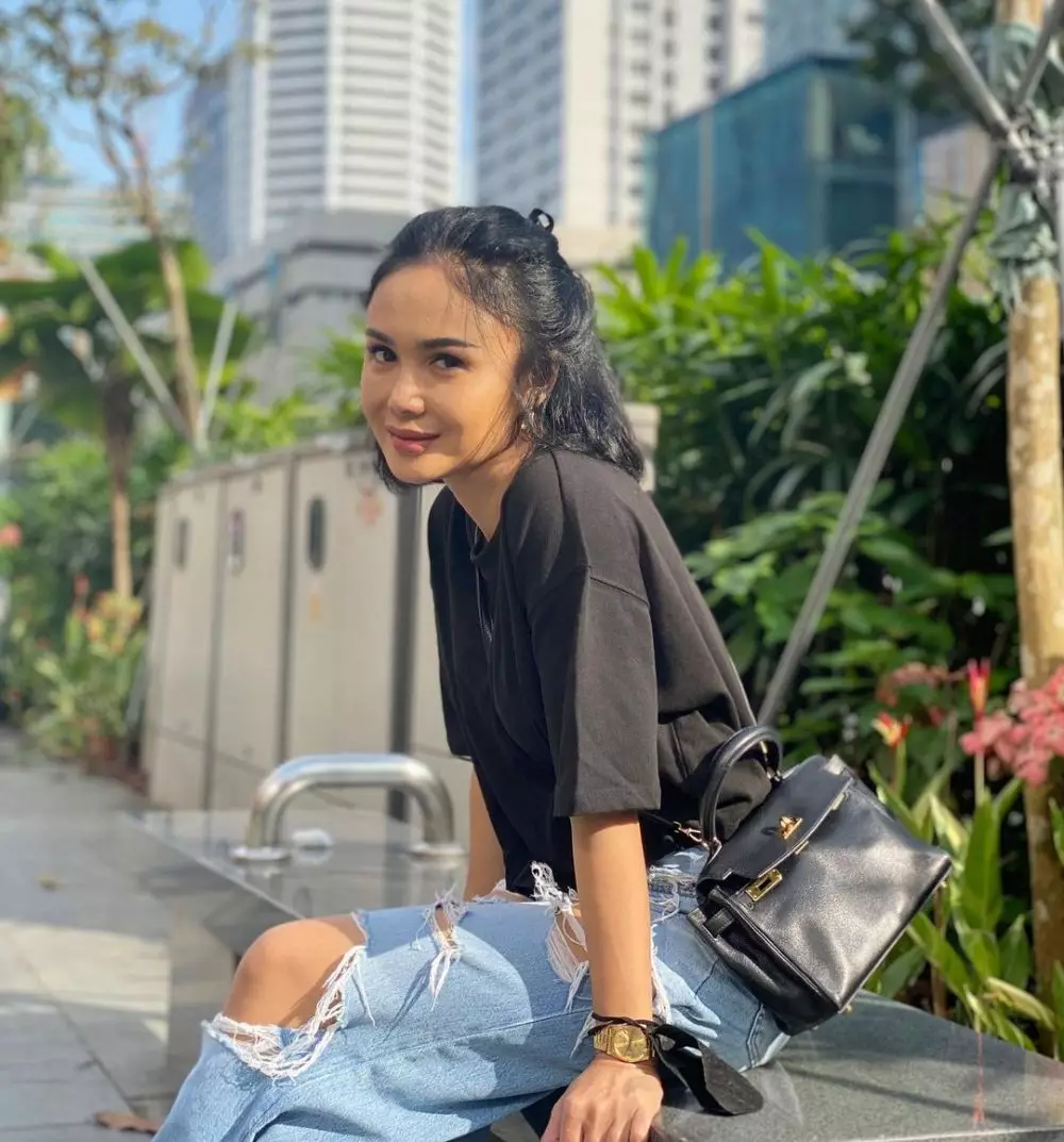 pesona penyanyi usia setengah abad © Instagram