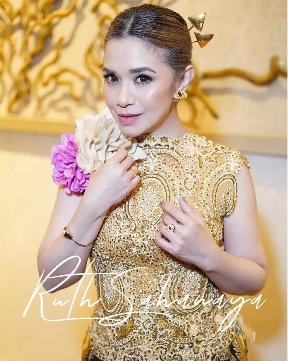 pesona penyanyi usia setengah abad © Instagram