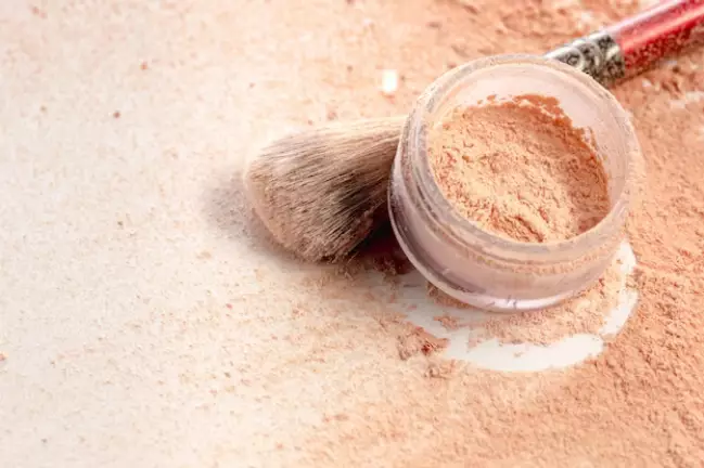 trik makeup sederhana agar riasan tidak crack Berbagai sumber