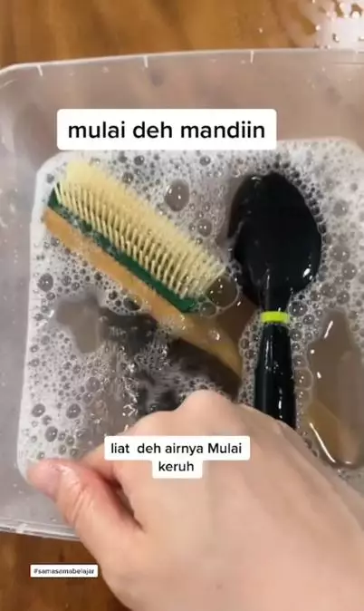 Trik membersihkan hair brush pakai 1 bahan dapur Berbagai sumber