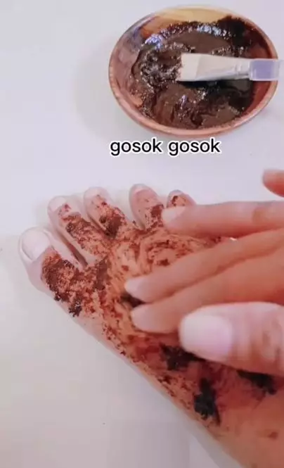 Cara membuat scrub untuk atasi kaki belang pakai 2 bahan dapur Berbagai sumber