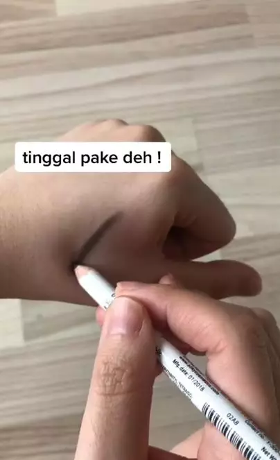 Trik membuat eyeliner gel cuma pakai 1 alat dapur Berbagai sumber Trik membuat eyeliner gel cuma pakai 1 alat dapur Berbagai sumber