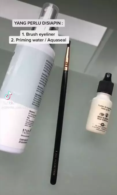 Trik mengatasi eyeliner gel kering hanya pakai 1 produk makeup Berbagai sumber Trik mengatasi eyeliner gel kering hanya pakai 1 produk makeup Berbagai sumber