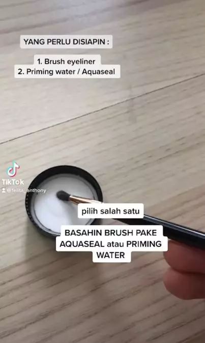 Trik mengatasi eyeliner gel kering hanya pakai 1 produk makeup Berbagai sumber Trik mengatasi eyeliner gel kering hanya pakai 1 produk makeup Berbagai sumber