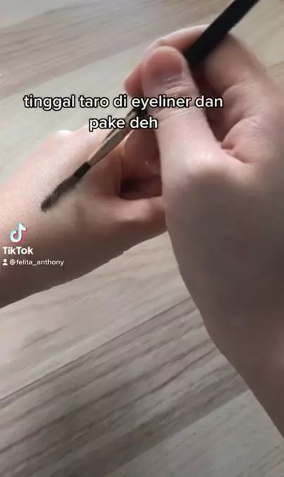 Trik mengatasi eyeliner gel kering hanya pakai 1 produk makeup Berbagai sumber Trik mengatasi eyeliner gel kering hanya pakai 1 produk makeup Berbagai sumber