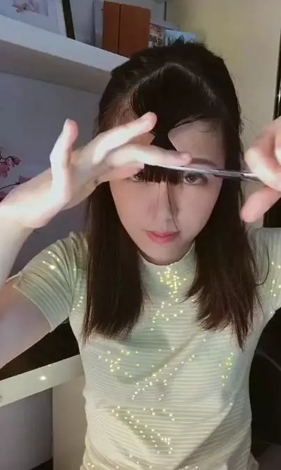 Trik potong poni sendiri tanpa perlu ke salon Berbagai sumber