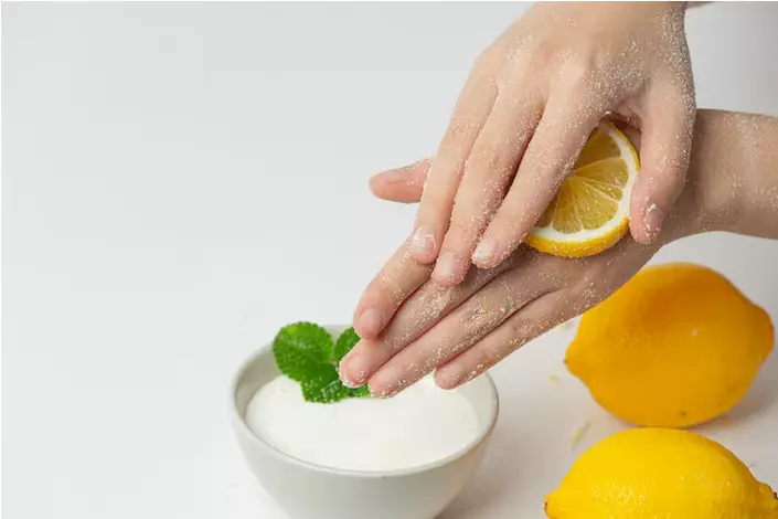 intip 5 cara perawatan kulit ala Indah Kalalo berbagai sumber