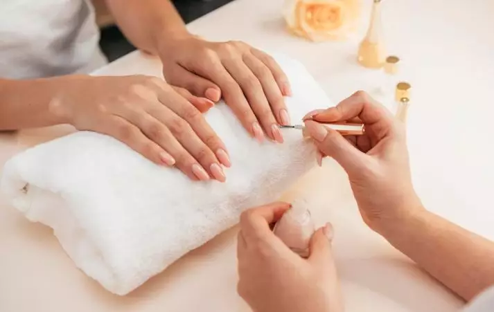 cara memilih cat kutek berdasarkan warna kulit berbagai sumber