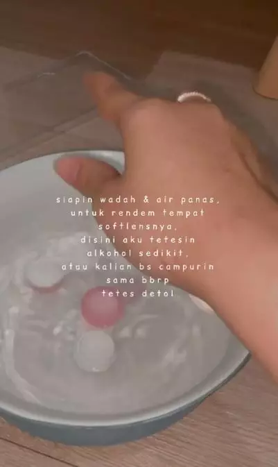 Cara membersihkan softlens agar tak bikin mata iritasi Berbagai sumber Cara membersihkan softlens agar tak bikin mata iritasi Berbagai sumber