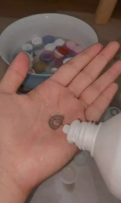 Cara membersihkan softlens agar tak bikin mata iritasi Berbagai sumber Cara membersihkan softlens agar tak bikin mata iritasi Berbagai sumber