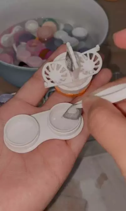 Cara membersihkan softlens agar tak bikin mata iritasi Berbagai sumber Cara membersihkan softlens agar tak bikin mata iritasi Berbagai sumber