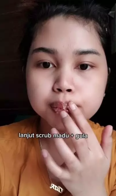 Cara mengatasi bibir hitam dan mengelupas pakai 3 bahan dapur Berbagai sumber Cara mengatasi bibir hitam dan mengelupas pakai 3 bahan dapur Berbagai sumber