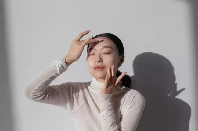 cara mudah reapply sunscreen yang benar berbagai sumber