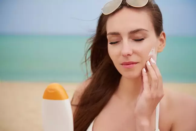 cara mudah reapply sunscreen yang benar berbagai sumber