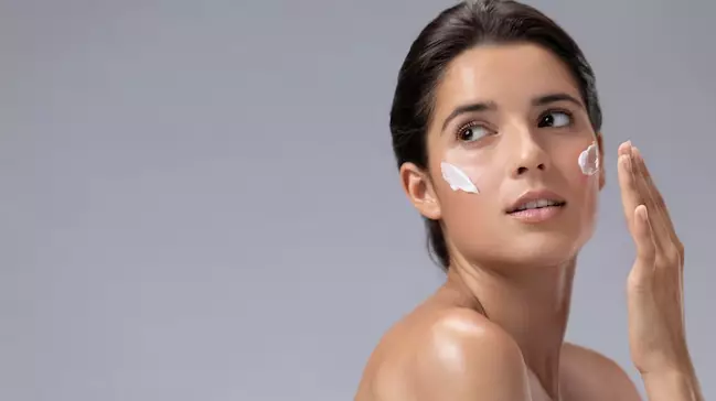 cara mudah reapply sunscreen yang benar berbagai sumber
