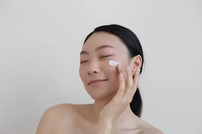 cara mudah reapply sunscreen yang benar berbagai sumber