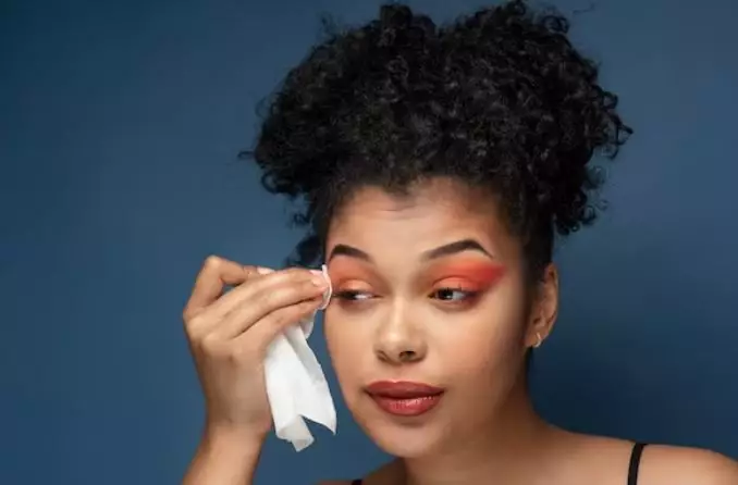 Cara memilih makeup remover sesuai kebutuhan kulit berbagai sumber