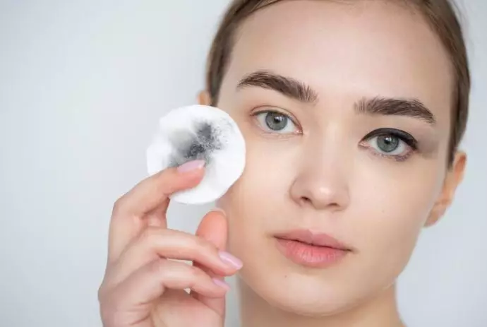 Cara memilih makeup remover sesuai kebutuhan kulit berbagai sumber