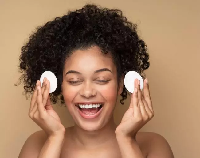Cara memilih makeup remover sesuai kebutuhan kulit berbagai sumber