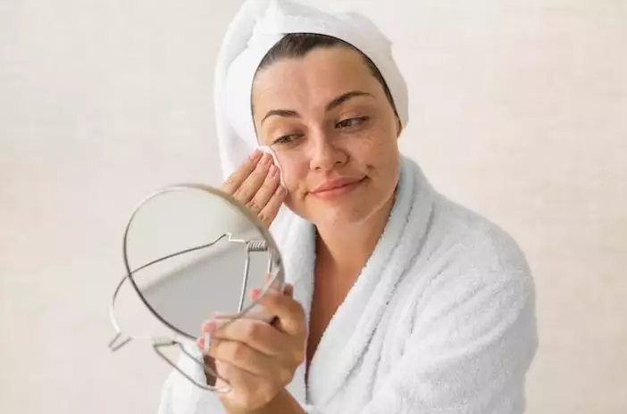 Cara memilih makeup remover sesuai kebutuhan kulit berbagai sumber