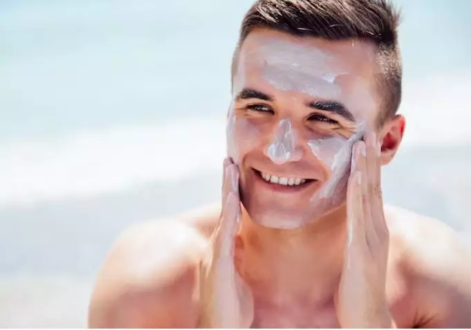 rahasia perawatan wajah pria ala Arya Saloka berbagai sumber