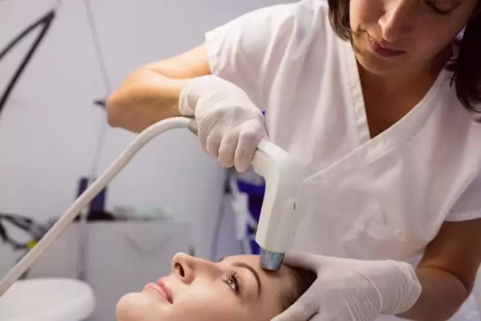 rahasia perawatan wajah pria ala Arya Saloka berbagai sumber