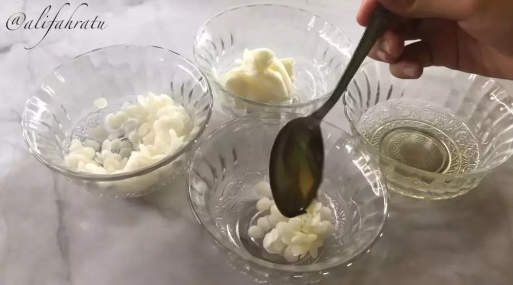 Cara membuat lip balm sendiri pakai 3 bahan alami Berbagai sumber Cara membuat lip balm sendiri pakai 3 bahan alami Berbagai sumber