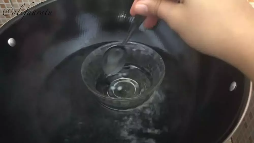 Cara membuat lip balm sendiri pakai 3 bahan alami Berbagai sumber Cara membuat lip balm sendiri pakai 3 bahan alami Berbagai sumber