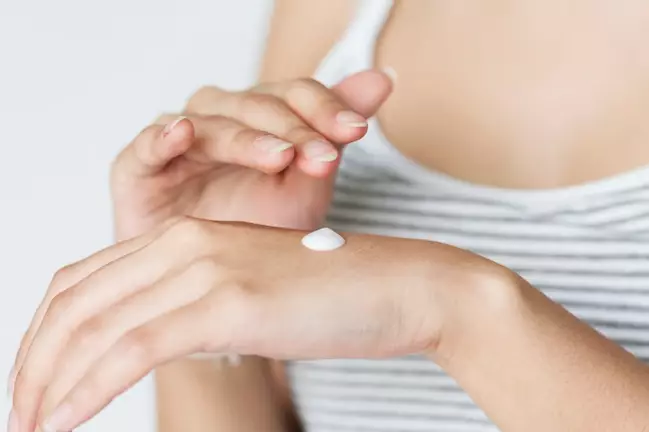 cara menggunakan sunscreen untuk kulit berminyak berbagai sumber  cara menggunakan sunscreen untuk kulit berminyak berbagai sumber
