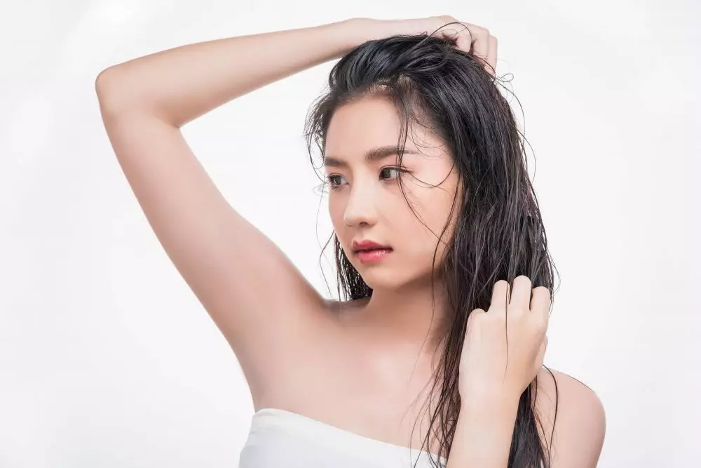 Penyebab rambut lepek dan cara mengatasinya © freepik.com