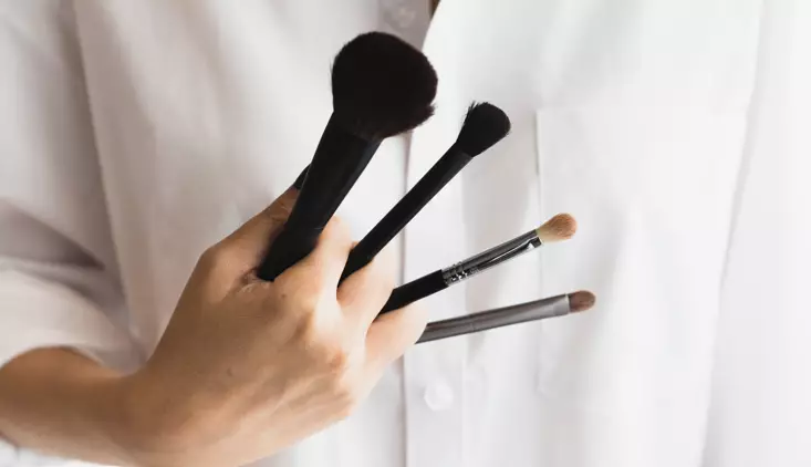 Step tutorial makeup mata untuk pemula © 2023 brilio.net Step tutorial makeup mata untuk pemula © 2023 brilio.net