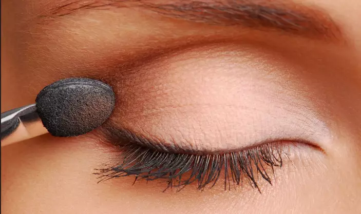 Step tutorial makeup mata untuk pemula © 2023 brilio.net Step tutorial makeup mata untuk pemula © 2023 brilio.net