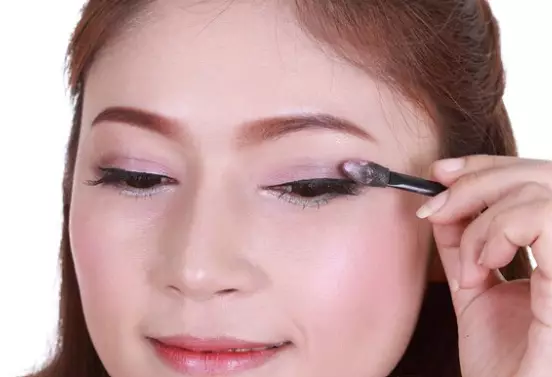 Step tutorial makeup mata untuk pemula © 2023 brilio.net Step tutorial makeup mata untuk pemula © 2023 brilio.net