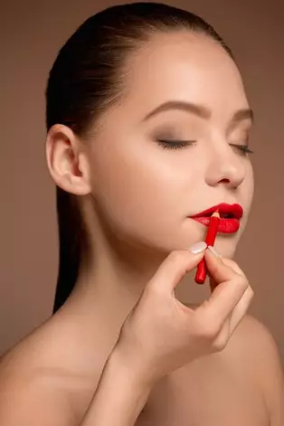 cara memilih lipstik merah sesuai warna kulit berbagai sumber