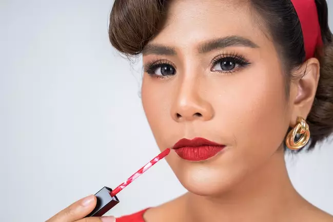 cara memilih lipstik merah sesuai warna kulit berbagai sumber