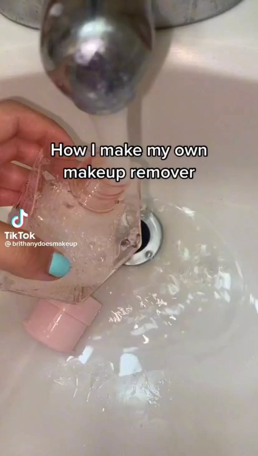 Trik membuat makeup remover sendiri hanya pakai 2 bahan © 2023 brilio.net Trik membuat makeup remover sendiri hanya pakai 2 bahan © 2023 brilio.net