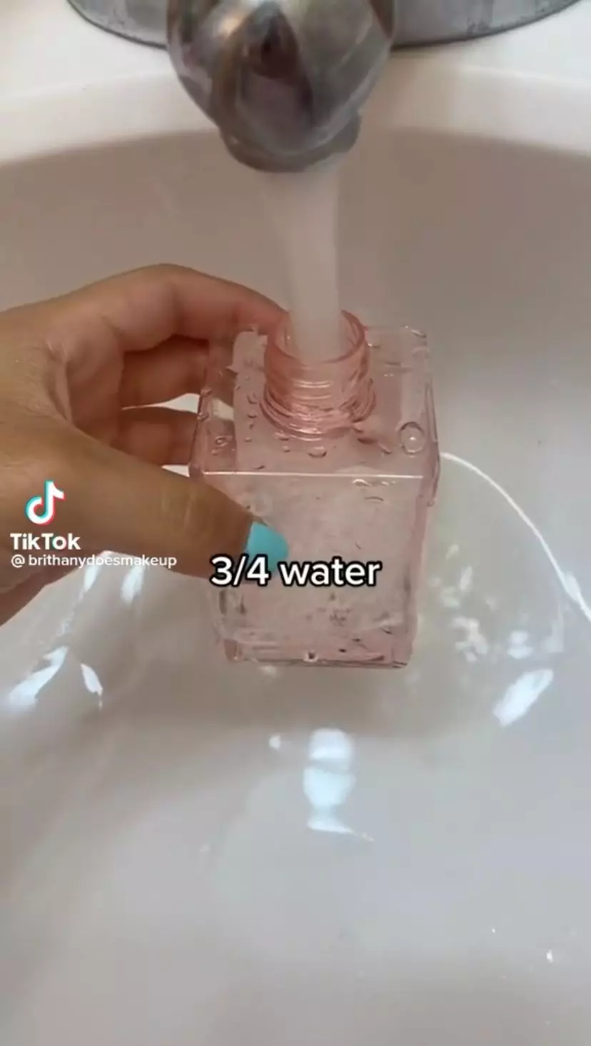 Trik membuat makeup remover sendiri hanya pakai 2 bahan © 2023 brilio.net Trik membuat makeup remover sendiri hanya pakai 2 bahan © 2023 brilio.net