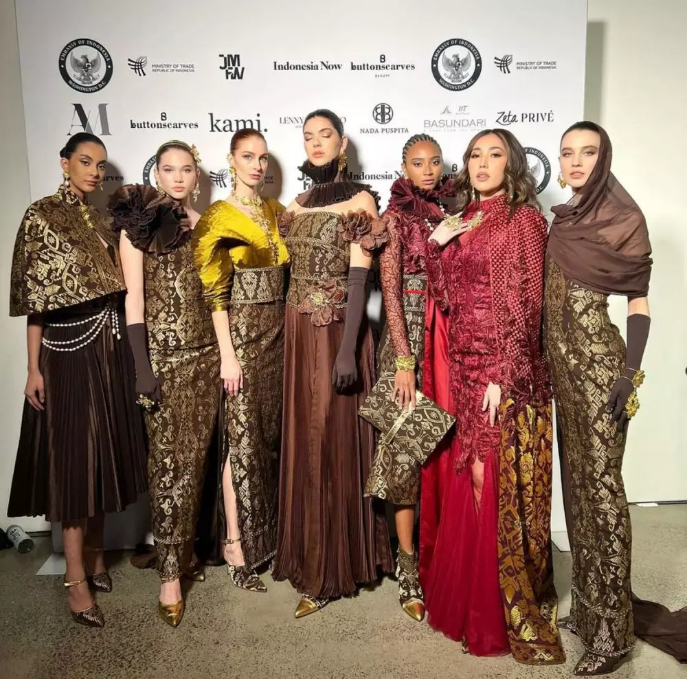Karya desainer Indonesia tampil New York Fashion Week 2023 © 2023 brilio.net Karya desainer Indonesia tampil New York Fashion Week 2023 © 2023 brilio.net