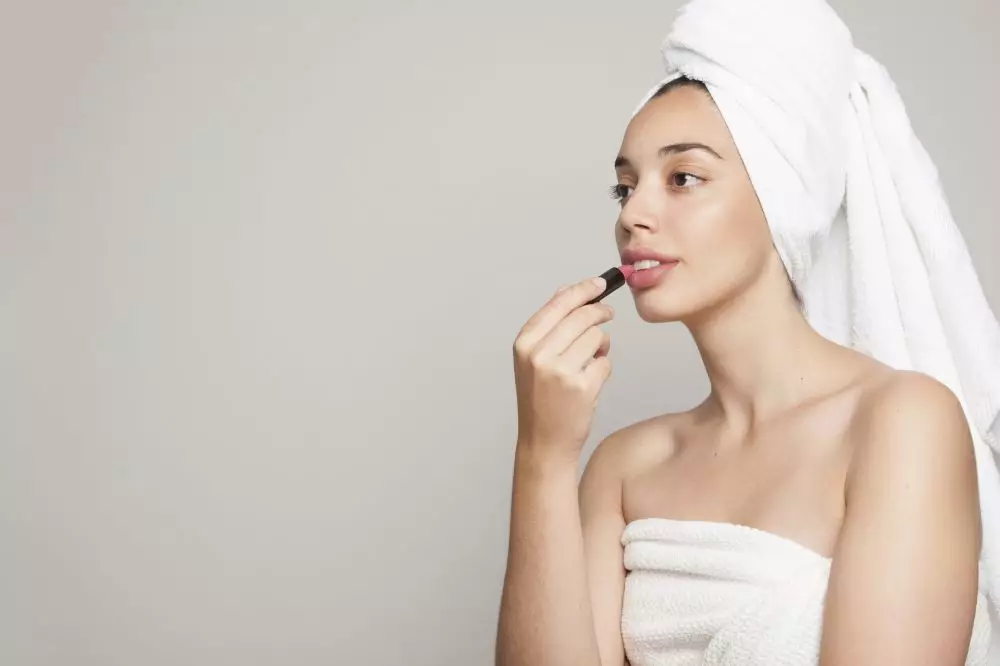 Trik menggunakan lipstik agar tidak menggumpal © 2023 brilio.net Trik menggunakan lipstik agar tidak menggumpal © 2023 brilio.net