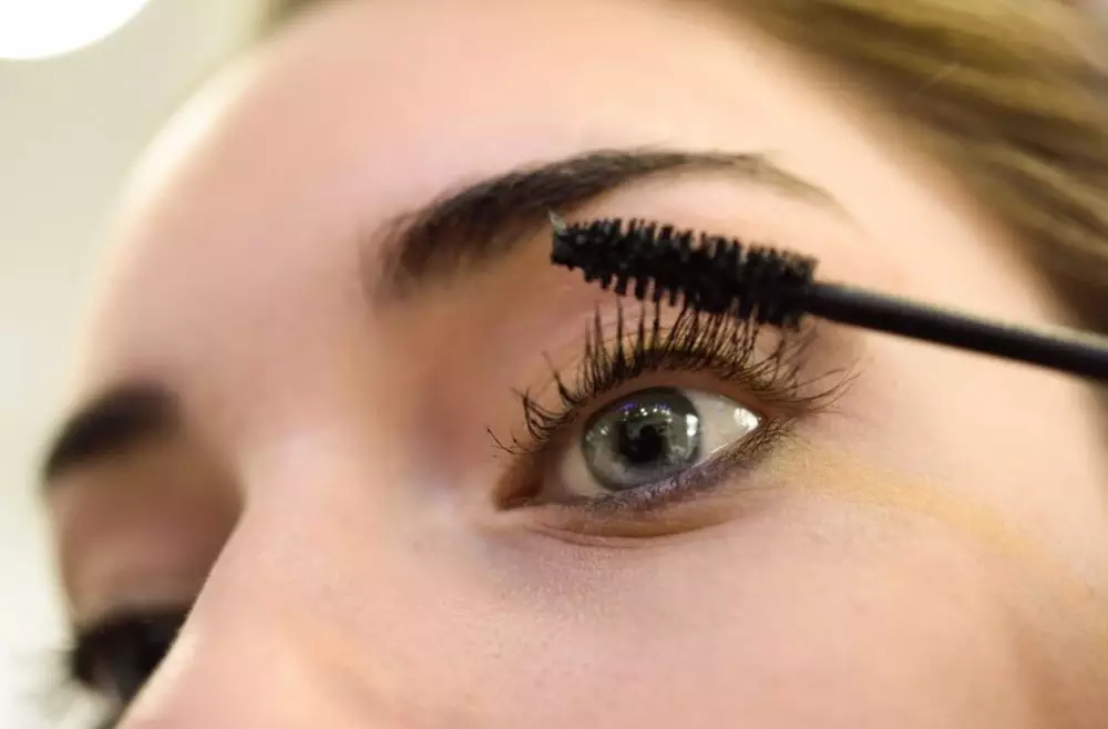 Cara menggunakan maskara © 2023 brilio.net Cara menggunakan maskara © 2023 brilio.net