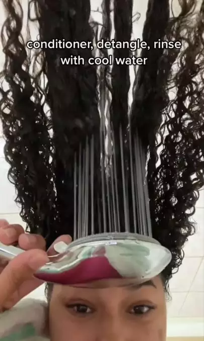 Trik merawat rambut keriting pakai 1 bahan alami Berbagai sumber