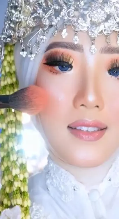 Wanita dengan mata monolid dirias MUA © TikTok