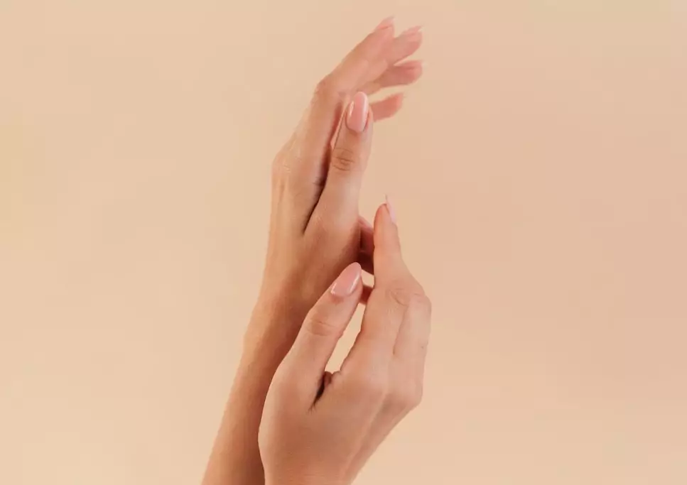 Warna kuku untuk sawo matang © freepik.com